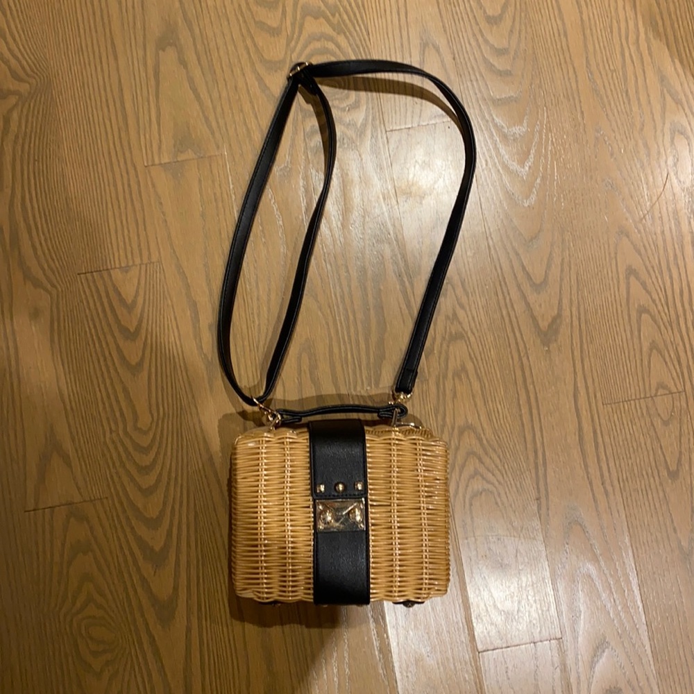Woven bag with leather detail